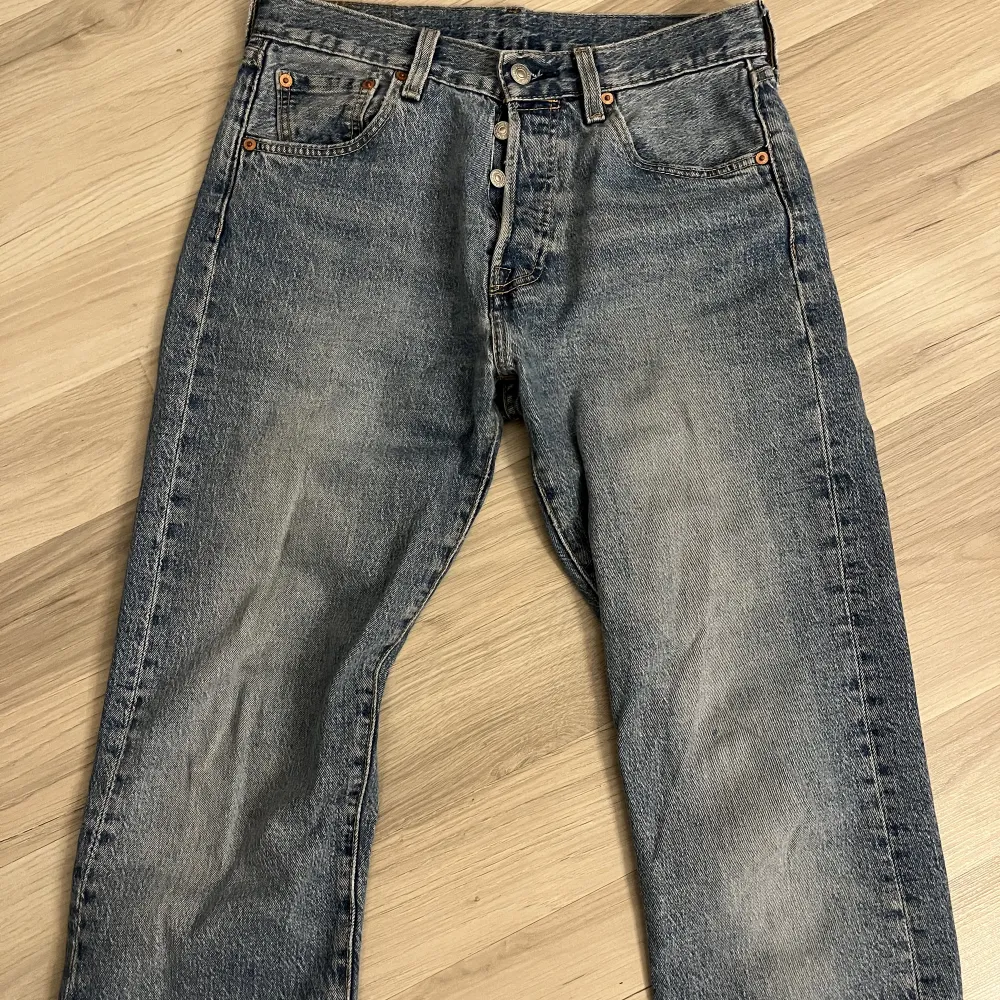 Jag väljer att sälja mammas gamla Levis jeans som är sjukt snygga!! Passar mig som är 170 lång, storlek w30 l 34💓skriv för fler bilder m.m.. Jeans & Byxor.
