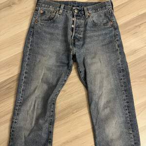 Jag väljer att sälja mammas gamla Levis jeans som är sjukt snygga!! Passar mig som är 170 lång, storlek w30 l 34💓skriv för fler bilder m.m.