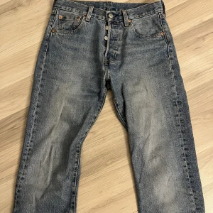 501 Levis  - Jag väljer att sälja mammas gamla Levis jeans som är sjukt snygga!! Passar mig som är 170 lång, storlek w30 l 34💓skriv för fler bilder m.m.