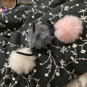 Tre tofsar med puff -  tre helt nya tofsar med puff som man lägger på håret. Har aldrig används, kan ges som present eller behålla för dig själv. Köparen står för frakten ❤️