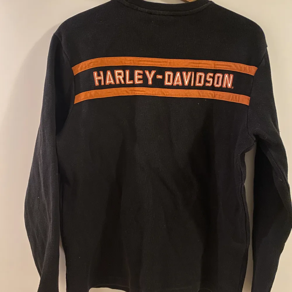 Säljer nu en vintage harley davidson tröja, den är i gott skick och av mycket god kvalitet. . Tröjor & Koftor.
