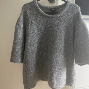 Stickad tshirt  - Stickad tshirt från Lindex. Slutsåld i alla färger💕💕stl M och i bra skick. Nypriset är 500kr, pris kan diskuteras 