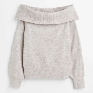 Hm off-shoulder tröja - Superfin off-shoulder tröja från hm! Inga defekter, säljer eftersom att den inte kommer till användning. Meddela gärna om du har några frågor💞