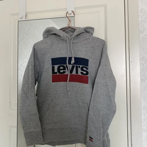 Levis Hoodie - Super snygg Hoodie från Levis 😍 Knappt använd så fint skick, Nypris ca 499kr men jag säljer den för 150kr. 