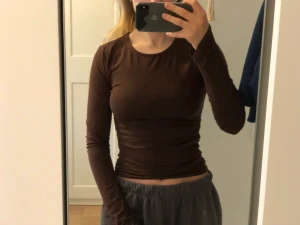 Brun tröja  - Långärmad brun tröja. Aldrig använd 