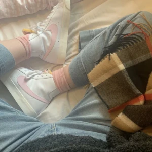 Skor - Rosa nike skor i storlek 37,5. (⚠️Första bilden tagen ur pinteres⚠️) Lite slitna men tvättas innan köp💗💗fråga för flera bilder 