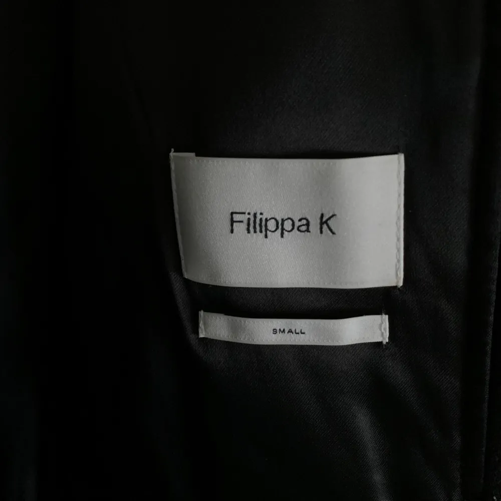 Svart rak kappa från Filippa K, storlek S  Använd enstaka tillfällen, som ny! . Jackor.