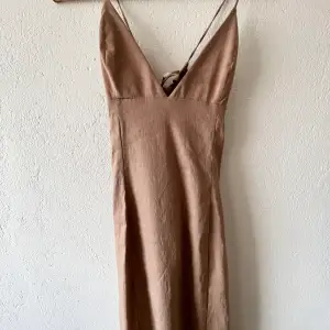 Cute simple dress from Zara. Only worn twice and in really good condition 