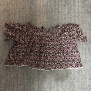 Off shoulder topp - Fin exotisk topp som är Off shoulder, använd några ggr i strl 160-170, jätte fin sommar tröja