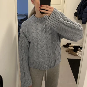 Stickad tröja  - Mysig tröja i bra skick, inga defekter. Kom privat för funderingar💕 