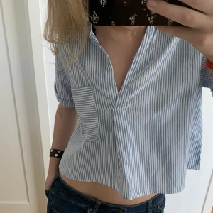 Blus  - Söt blus från Zara, som passar perfekt till vår och sommar! Mycket bra skick! Storlek S
