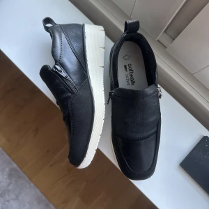 Sneakers - Sneakers köpte utomlands minns inte vilken affär men mycket god kvalite, storlek 37