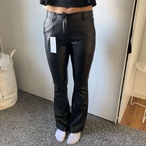 Skinnbyxor - Säljer dessa skitsnygga skinnbyxor från design by si som är helt nya lappen och allt är kvar, men byxorna var tyvärr för små för mig (bilderna är på min vän) skriv för mer frågor💗💗