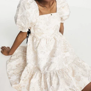 Studentklänning  - säljer denna klänning från Zara då den tyvärr inte passade mig så bra. är passar perfekt till studenten! 🤩 den är i storlek 36! säljer för 400, nypris 769