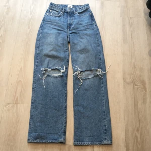 Blåa håliga jeans💙 - Blåa håliga jeans från lager 157💙