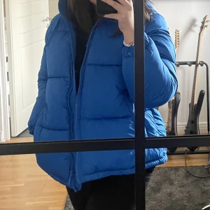 Blå Pufferjacket från hm - Blå Pufferjacket, dunjacka från hm. Sparsamt använd i storlek s, pris 150 kr 