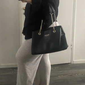 Guess väska  - Intressekoll på min Guess väska . Nypris är 1500, om ni är intresserad är det bara att höra av sig.