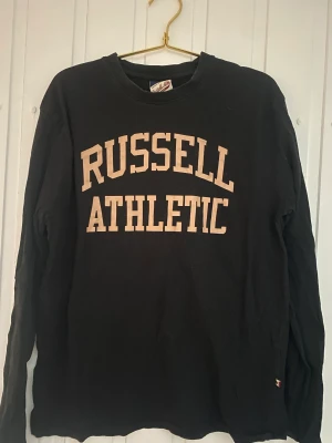 Långärmad tröja - Långärmad tröja köpt från BikBok. Storlek M men jag har haft den som oversize XS