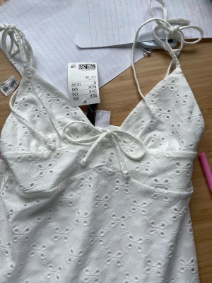 Sommarklänning  - En supersöt klänning från hm som är köpt på Plick men med lappen kvar🥰säljer då den inte passade mig💞