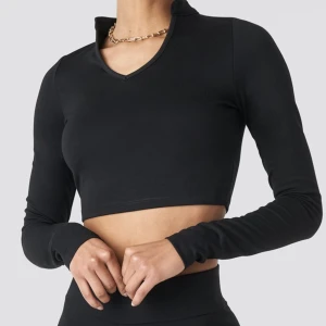 Topp från NA-KD  - Långärmad svart Crop topp från NA-KD. Nypris:300kr