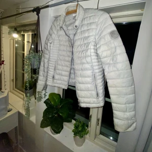 Luftig dunjacka - Fitn skick, storlek S