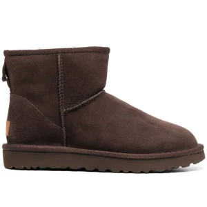 Uggs bruna storlek 40 - Säljer dessa skitsnygga uggs i storlek 40. Passar mig som har 41 annars. Använda bara 5 gånger ungefär. Jättebra skick, aldrig använda i blött väder. Nypris 1999kr