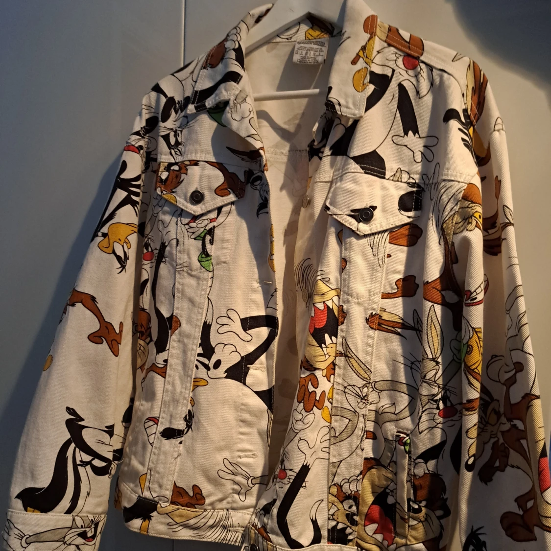 Jeansjacka med seriefigurer