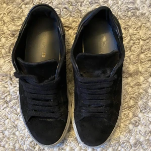 Axel Arigato skor - Säljer dessa svarta mocka skor från Axel Arigato i storlek 35. De är i god skick och köptes för 2200kr och säljs för 550