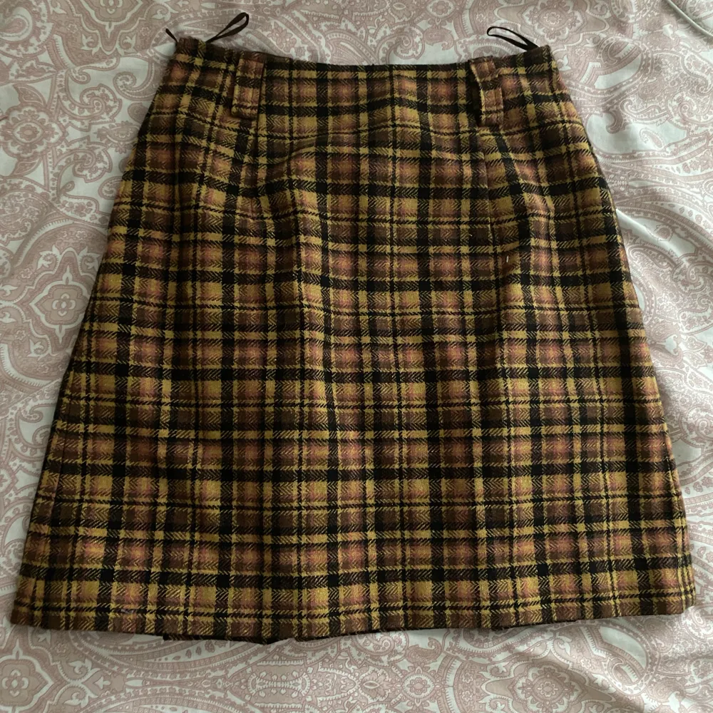 en jätte gullig kjol som jag använt bara typ två gånger för att den är för stor för mig och matchar inte riktigt min stil nu för tiden 💛💛💛 köpte den på en second hand. Kjolar.