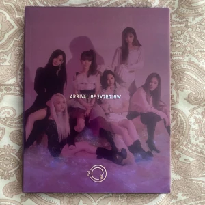 everglow - arrival of everglow album - säljer detta everglow album då jag inte stanar gruppen längre och albumet ligger bara och samlar damm i mitt rum. innehåller en onda pc, en gruppbild, en bild på yiren och mia cd. bilderna är lite slitna på baksidan för de satt på min vägg innan🤧