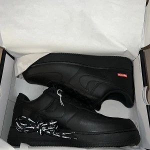 Air force 1 x Supreme  - Deadstock, för fler bilder kontakta mig. Tvärfeta skor, med den lilla extra touchen. Pris 2000. Storlek 44,5.