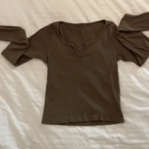 Brandy Melville långärmad  - Söt tröja köpte från brandy Melville i USA. Jätte fin på och har skön material. Jätte bra skick! Og pris: 20USD. 