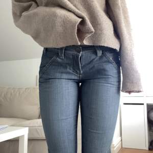 Supersnygga Lågmidjade jeans som jag säljer då de tyvärr blivit lite små på mig. Långa i benen på mig som är 167. Små små slitningar längst ner annars superbra skick! 