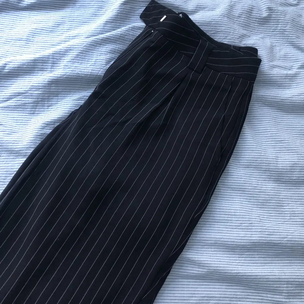 Svarta kostymbyxor med ränder! Jättebekväma och snygga men kommer tyvär inte till användning😅Jag är 175 och det är bra längd i benen!. Jeans & Byxor.