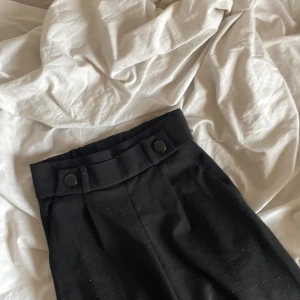 kostymbyxor  - kostymbyxor från jdy (jeansbolaget). så sjukt fina byxor och otroligt sköna! det är typ som ett tunt tunt bälte med 2 knappar på runt midjan, men det trycker inte åt eller gör ont. ord pris: 599kr