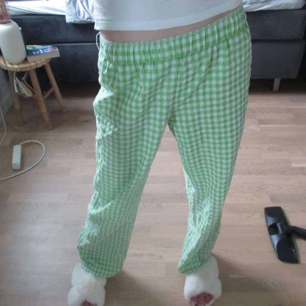Säljer dessa grön rutiga pyjamasbyxorna! Storlek M, men sitter mer som S. Jeans & Byxor.