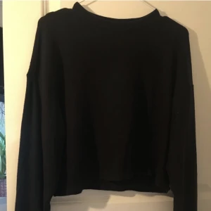 Tröja - Säljer dessa två tröjor i supermjukt material från h&m (båda för 80kr eller en för 50kr). Den rosa är i M och den svarta i S.  Använda ungefär en gång vardera, så de båda är i mycket bra skick!  Hör av dig vid intresse!🤩
