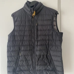 Parajumpers vest - Säljer en parajumpers väst i storlek M pågrund av att den har blivit för liten för mig, lagning finns på högersidan men är inget som syns. Köparen står för frakt!