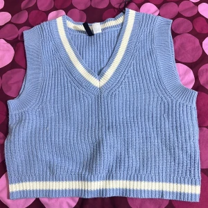 Säljer den är ljus blåa stickade västen. Har inte använt den så mycke så det är inga problem med den. Den ser helt ny ut - Säljer den här ljus blåa stickad väst. Har inte avvänt den så det är inga problem med den.🤍💙