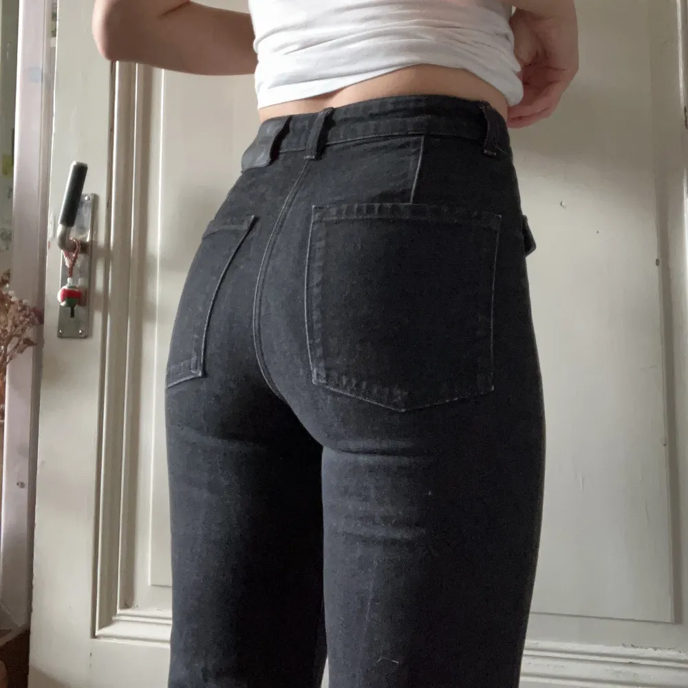 Svarta raka/smått utsvängda jeans. Så snygga men tyvärr en aningen korta för mig, jag är ca170🫶🏼. Jeans & Byxor.