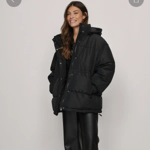 Jacka - Säljer denna jacka från nakd. Oversize och väldigt varm. Har en luva och är i strl 40😊