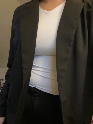 Svart kavaj - Svart lite tunnare kavaj från Vero Moda. Knappdetalj så går att stänga ifall man vill det. Normal i storlek Ord pris 499,95kr