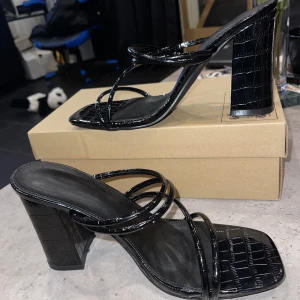 Helt nya klackarskor  - Helt nya klacka skor helt oanvänd bara provade skulle säga att dom är en liten 41 rätt smala 