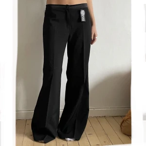 Byxor - Supersnygga kostymbyxor som är vida i benen!! Säljer de då jag aldrig använt de tyvärr. De är lite för långa för mig, är ungefär 162cm. Köpta på humana. 