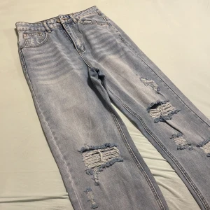 Blåa jeans  - Helt nya blåa jeans, har aldrig haft på mig de ute eftersom dem sitter inte så bra på mig (jag är 160cm). Byxan är XS med stylish hål och fickor (såklart😍)