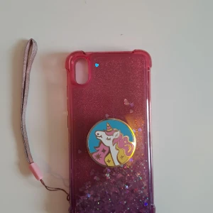 Mobilskal Redmi 7A  - Skal för telefon redmi 7a. Är i jättebra skick, gar ett band så man inte tappar mobilen! 🩷 