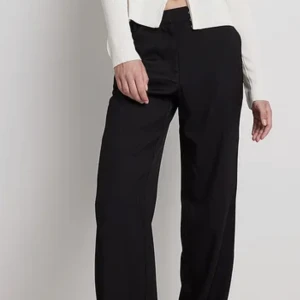 Svarta kostymbyxor - Svarta kostymbyxor från Ida Carlssons kollektion för NA-KD. Storlek 38