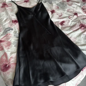 Satin Klänning - Säljer min jättefina satin klänning då den aldrig kommit till användning. Endast testad när jag köpt den annars är den aldrig använd☺️ Storlek XS men passar även S