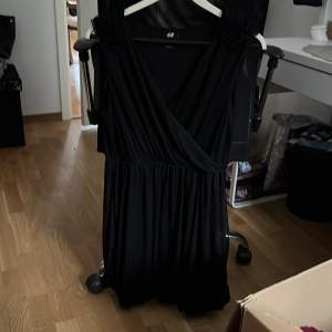 En svart klänning från HM, passar perfekt till sommaren! Använd ca 2 gånger och är i bra skick! Tvättas innan den skickas!