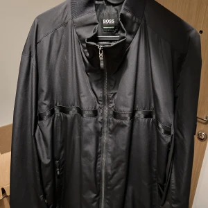 Hugo boss vårjacka - Hugo Boss tunnare jacka stl XL. Sparsamt använd. Köpt i Sthlm tror 2-3 år sen. Nypris 3500kr